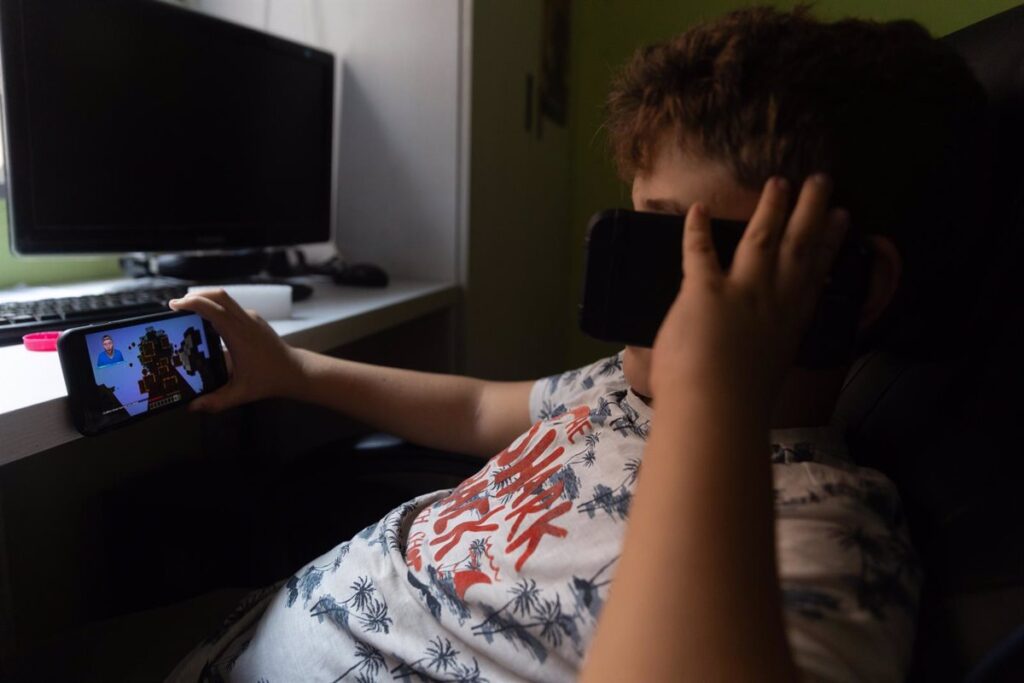 Cero pantallas hasta los 6 años y teléfonos analógicos hasta los 16, indicaciones del Comité de 50 expertos del Gobierno