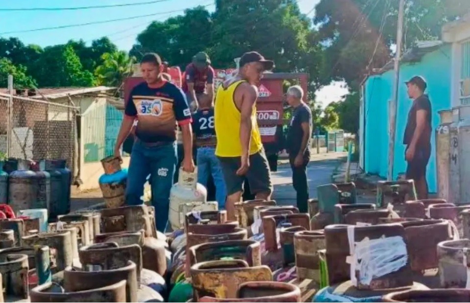 Ciudadanos en Bolívar tienen que buscar el gas doméstico bachaqueado ante la escasez de bombonas - AlbertoNews