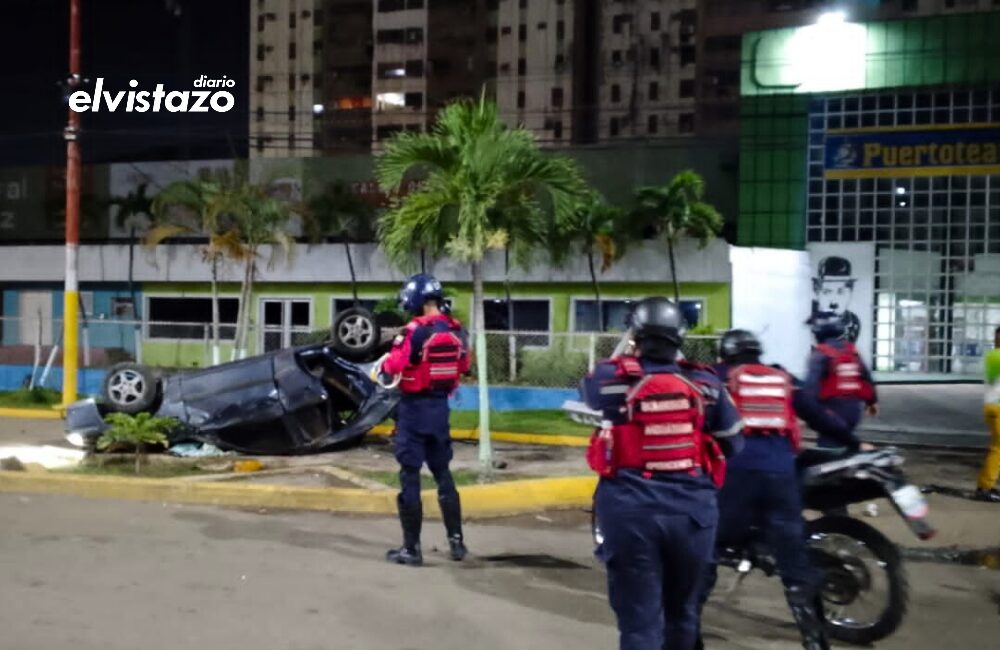 Conductor de Mazda 6 falleció al volcar frente a Puerto Teatro de la Alcaldía de Sotillo