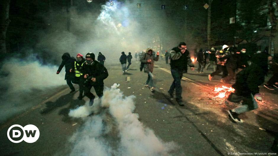 Continúan protestas en Georgia para exigir nuevas elecciones – DW – 02/12/2024