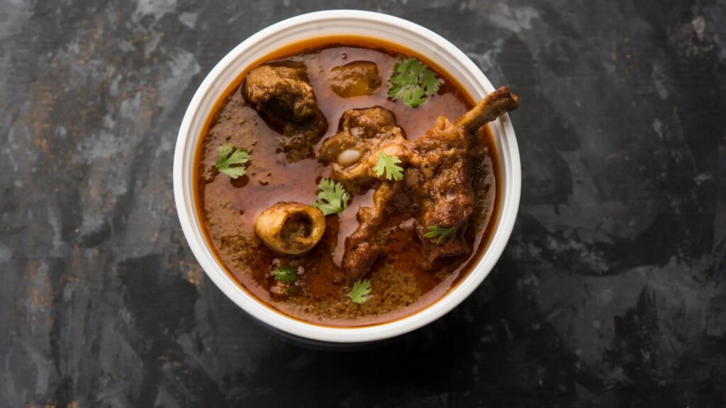 Cordero al curry con manzanas asadas y salsa de coco, una alternativa divertida para tu menú de Navidad