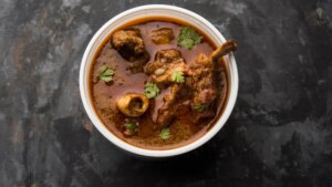 Cordero al curry con manzanas asadas y salsa de coco, una alternativa divertida para tu menú de Navidad