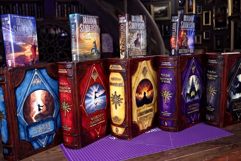 Crean las ediciones más épicas y gigantescas de El Archivo de las Tormentas y se las entregan a un Brandon Sanderson alucinado