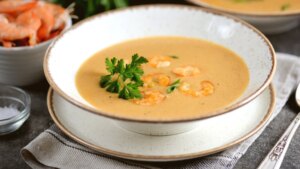 Crema de langostinos, un entrante para no complicarte en la cena de Nochebuena