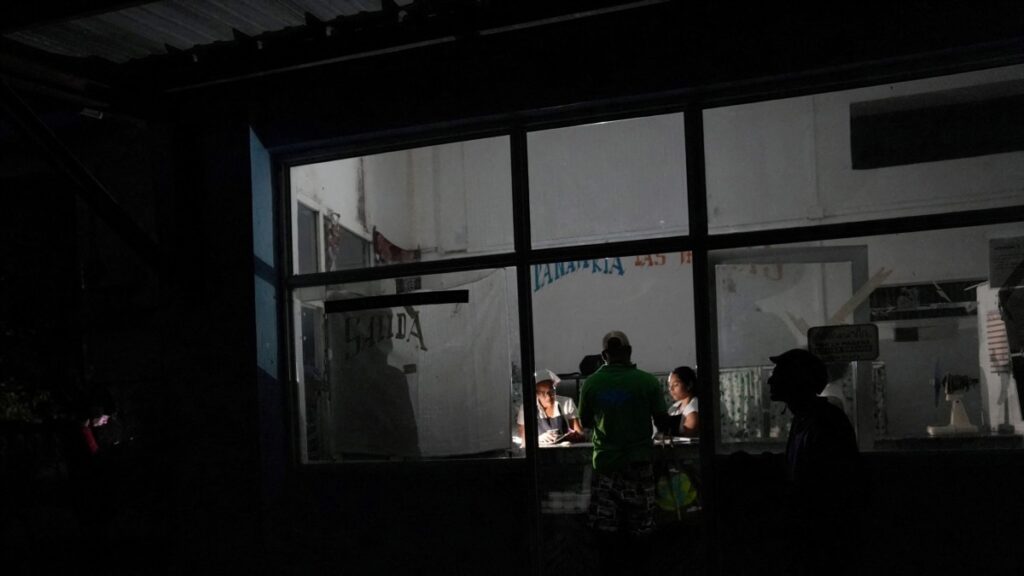 Cuba dice que empezó a restaurar la electricidad tras apagón, millones siguen sin luz
