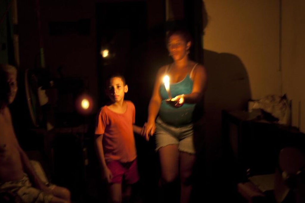 Cuba dice que empezó a restaurar la electricidad tras apagón masivo