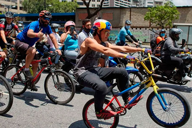 Daniel Dhers realizó su última bicicletada del año en Caracas