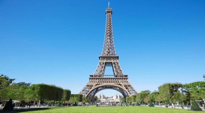 Desalojan más de mil personas de la Torre Eiffel