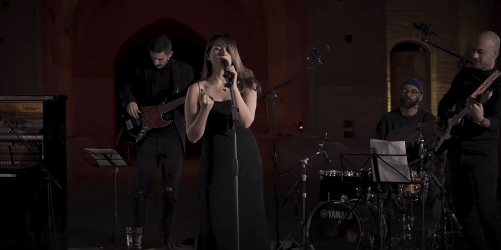 Detenida una cantante iraní por compartir en internet una actuación sin pañuelo en la cabeza y los hombros al descubierto