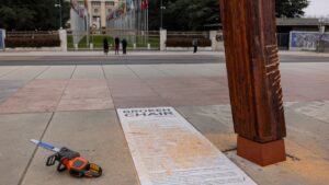 Detienen a mujeres en topless por vandalizar escultura cerca de edificio de ONU durante protesta