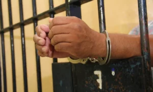 Detienen a sujeto por asesinar a joven y lanzar su cuerpo a una quebrada
