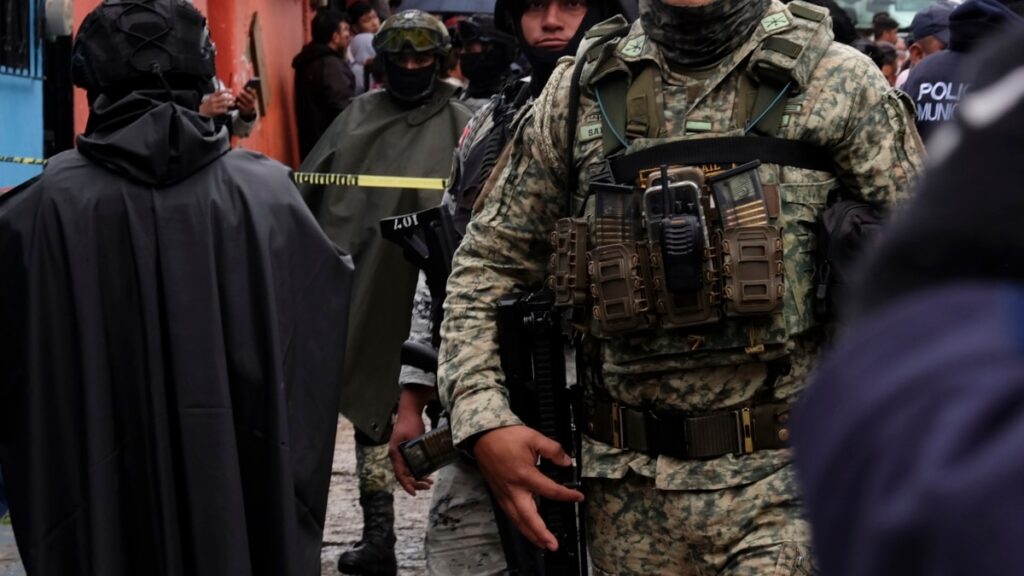 Detienen a centenar de policías en México; unos por filtrar datos, otros por desapariciones forzadas