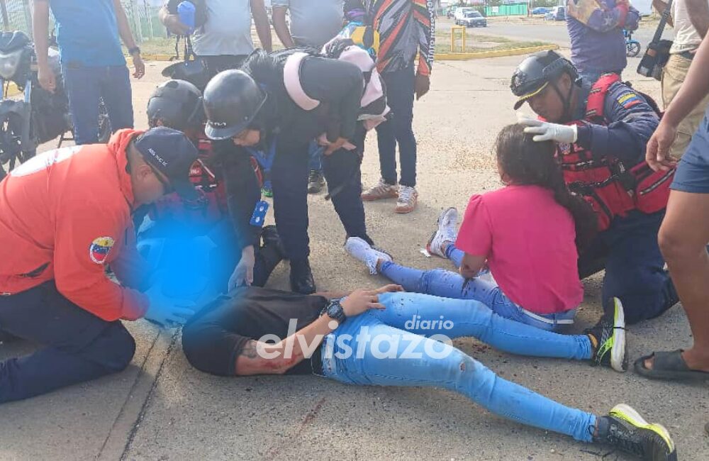 Dos jóvenes lesionados al derrapar su moto en la Av. Intercomunal sentido Tigre - Guanipa
