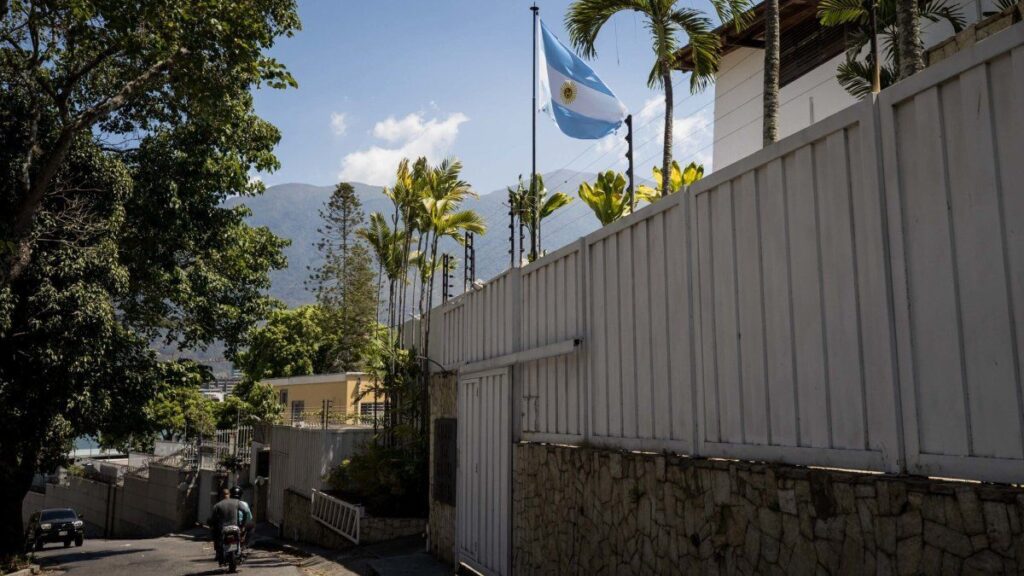 Edmundo González denunció que sigue el asedio del gobierno de Venezuela a la embajada argentina en Caracas