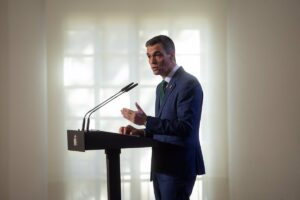 El Gobierno extiende el gravamen a energéticas en 2025, pero con incentivos a la descarbonización