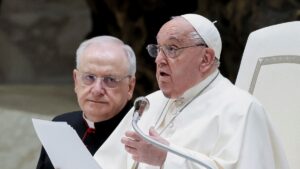 El papa Francisco pide nuevos acuerdos mundiales sobre deuda y gasto militar