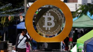 El Salvador seguirá comprando bitcoines, tras acuerdo con FMI