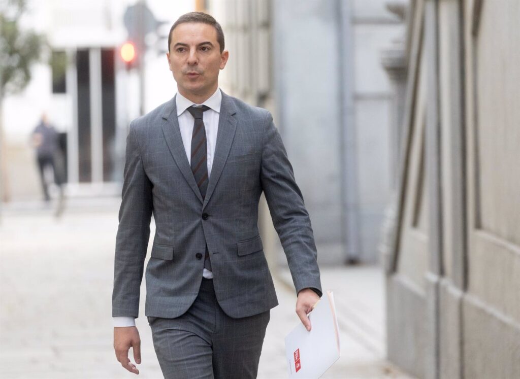 El TS decide no imputar "por ahora" a la asesora de Moncloa que envió a Lobato el 'email' sobre el novio de Ayuso