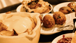 El bar en el centro de Barcelona con tapas a dos euros que triunfa por sus patatas bravas