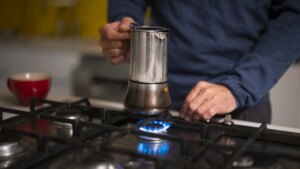 El error que muchas personas cometen con la válvula de la cafetera italiana que pone en riesgo la seguridad