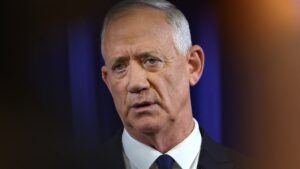 El exministro Benny Gantz insta a Netanyahu a "aprovechar la oportunidad" de atacar a Irán - AlbertoNews