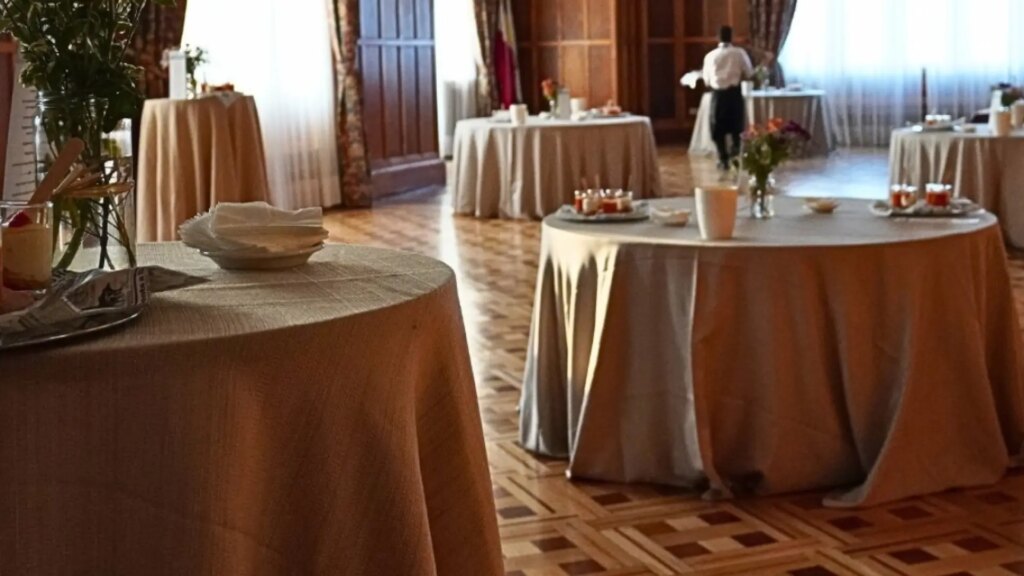 El menú de catering y el curioso protocolo que compartirán Sánchez, Ayuso y el resto de presidentes en el Palacio de la Magdalena