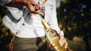 El motivo por el que no debes poner el corcho a una botella de vino que está ya abierta