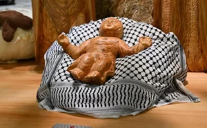 El nacimiento del Vaticano de 2024: Un niño Jesús reposa sobre un pañuelo palestino