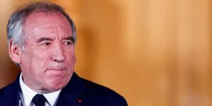 El nuevo primer ministro de Francia se enfrenta ya a una crisis política tras una semana en el cargo por la gestión de Mayotte