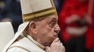 El papa Francisco aparece en público con hematoma en el cuello