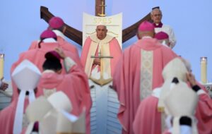 El papa concluye su visita a Córcega con una misa con miles de personas en Ajaccio