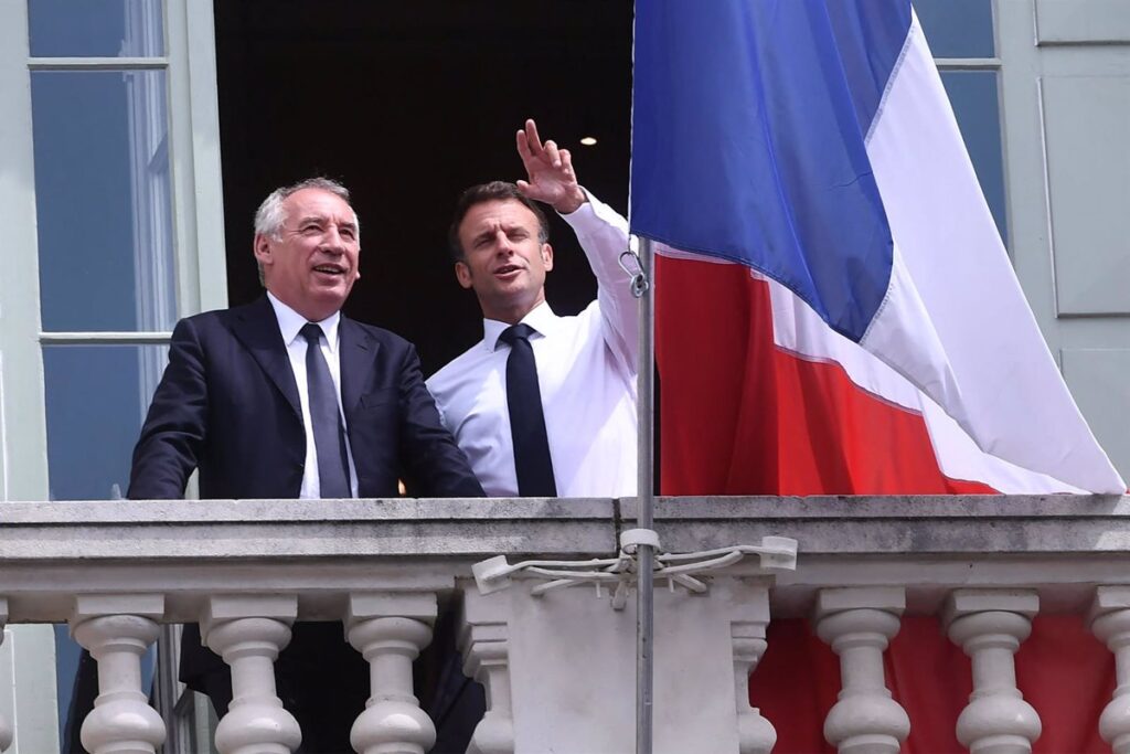 El primer ministro francés presenta un gabinete que incluye figuras clave del macronismo