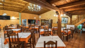 El restaurante de carretera en la A-52 que triunfa por un menú diario muy variado por 16 euros