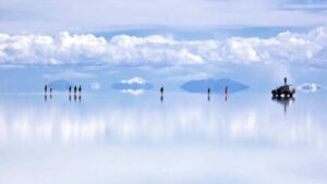 El salar más grande del mundo recibe a miles de turistas para el fin de año en Bolivia