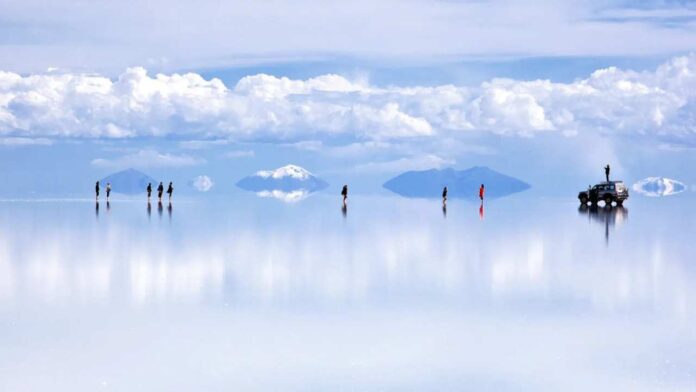 El salar más grande del mundo recibe a miles de turistas para el fin de año en Bolivia