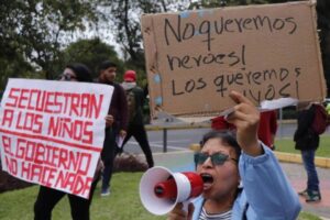 En Ecuador, cuatro menores desaparecidos y 16 militares bajo la lupa