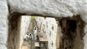 En un cementerio de Nariño buscan identificar cuatro cuerpos; al parecer fueron víctimas de ejecuciones extrajudiciales en la vía Panamericana