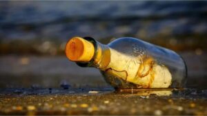 Encontró una botella en el mar con un mensaje experimental y un premio impensado