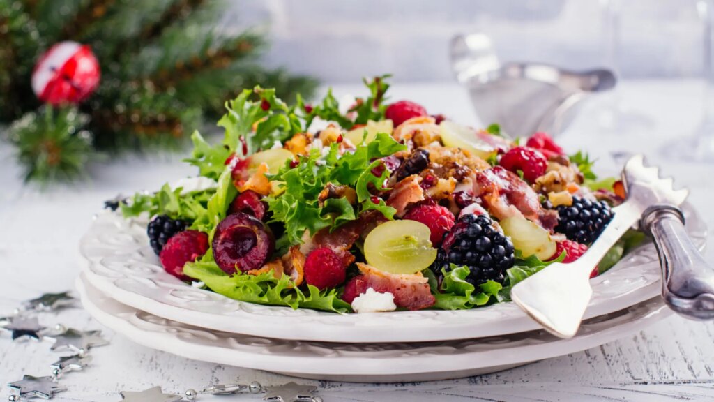 Ensalada de frutos rojos, una receta barata y colorida para disfrutar estas navidades