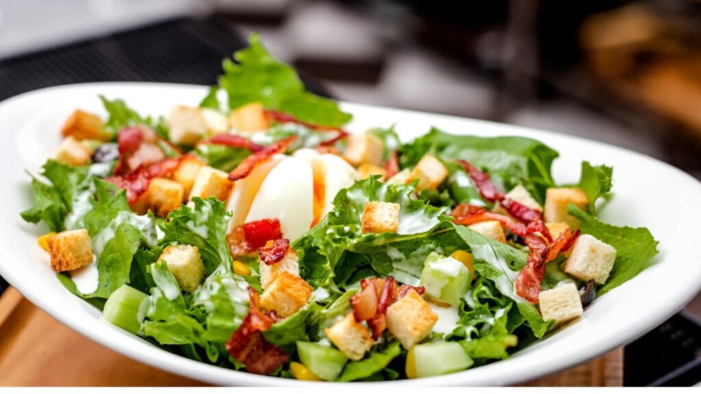 Ensalada de granada, beicon crujiente y mozzarella, la receta ideal para estas navidades