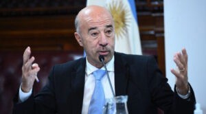 Entregan a gendarme argentino detenido en Venezuela una carta de su madre