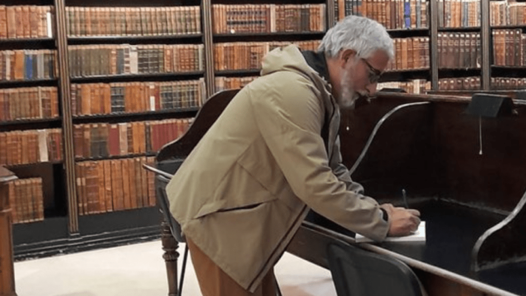 Escritor de hace viral luego de que nadie asistiera a la presentación de su libro: 'Se hace duro'