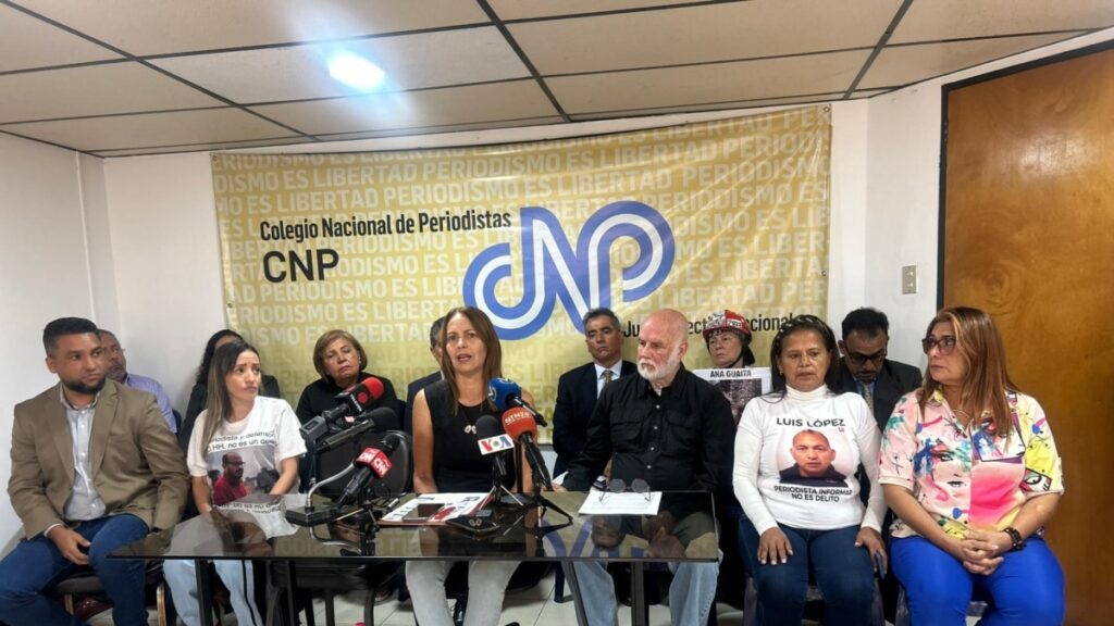 Excarcelan a trabajadora de la prensa arrestada tras elecciones en Venezuela, una docena permanece en prisión