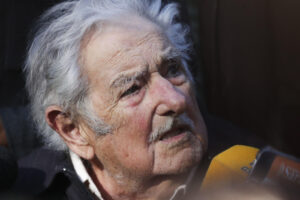 Expresidente Mujica se recupera con éxito de cirugía en el esófago