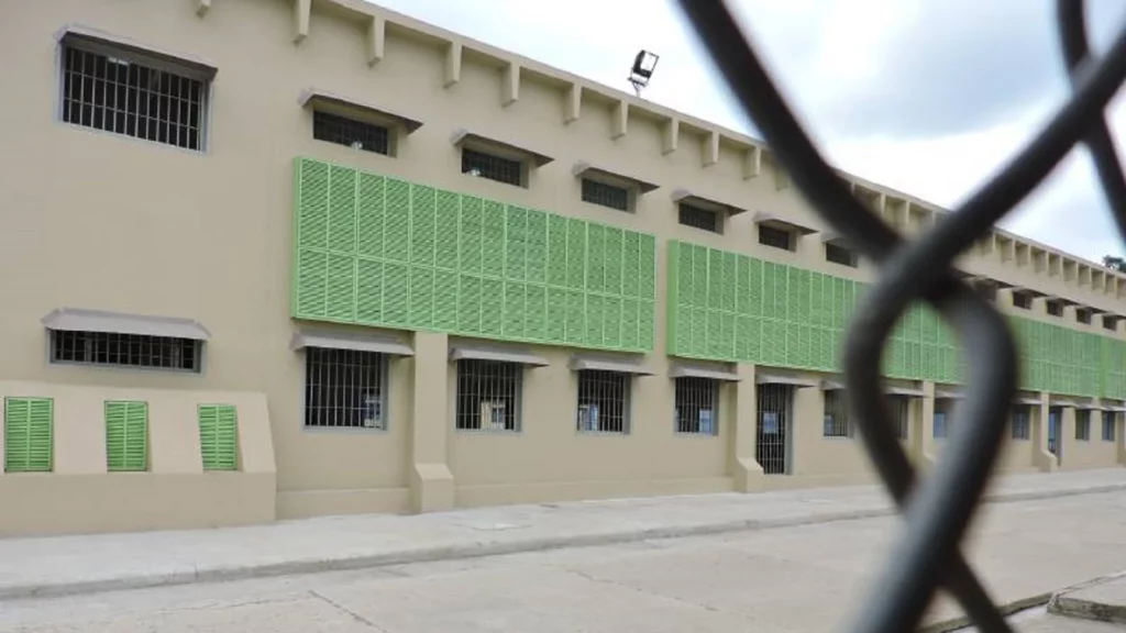 Familiares de presos políticos recluidos en El Rodeo I exigen información sobre los detenidos