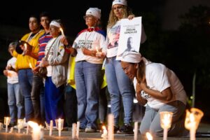 Familiares de presos políticos rindieron homenaje a los fallecidos bajo custodia del Estado durante vigilia en la UCV