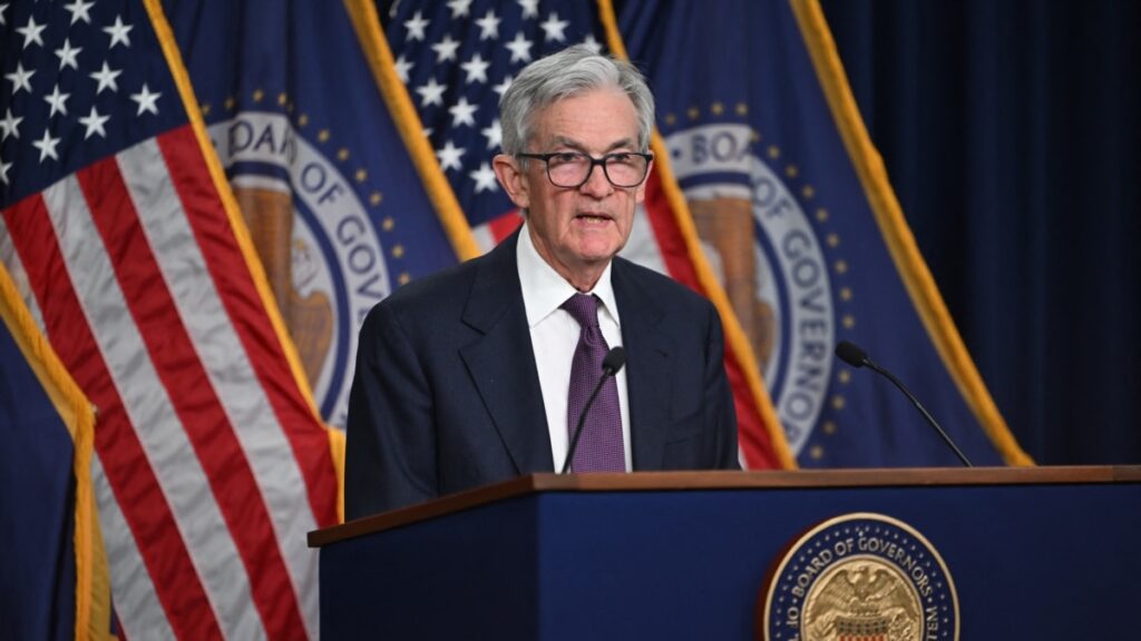 Fed recorta tasas, pero ve ritmo más lento de relajación monetaria e inflación más firme