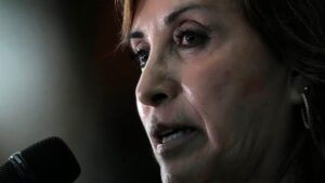 Fiscalía de Perú allana casa de vocero presidencial por presunta corrupción en programa social