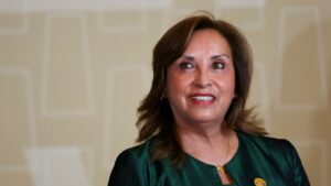 Fiscalía investiga a presidenta peruana por presunta omisión de funciones tras operación secreta de nariz