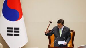 Fracasa moción de juicio político a presidente surcoreano tras boicot de su partido a votación